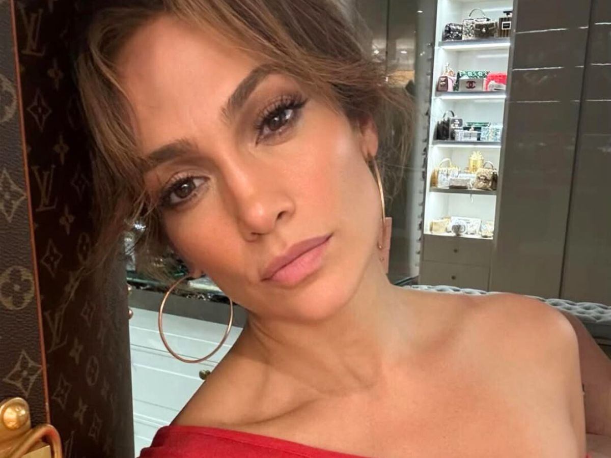 Manicure “cherry praline” zdobi dłonie 50+ lepiej niż kamienie szlachetne. Nosi go Jennifer Lopez