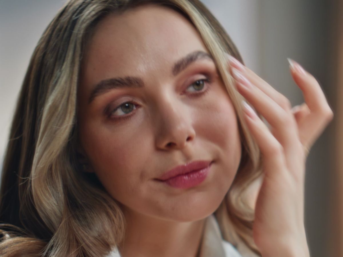 Ten podkład w pudrze działa jak retusz zdjęć. Kryje, wygładza i optyczni odmładza o przynajmniej 5 lat