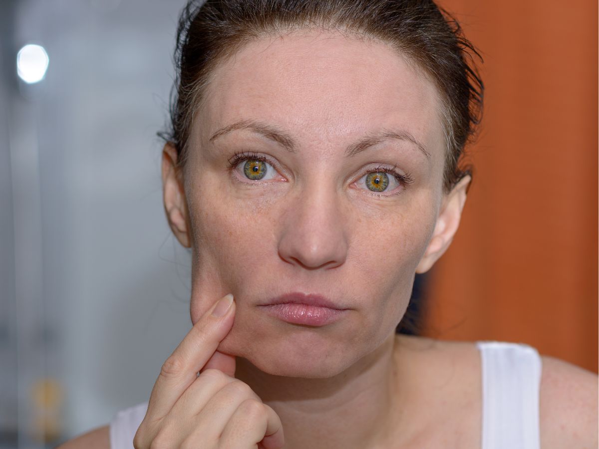 Genialny trik na spłycenie zmarszczek za 5 zł! U cioci 50+ zadziałał lepiej niż zabieg w salonie
