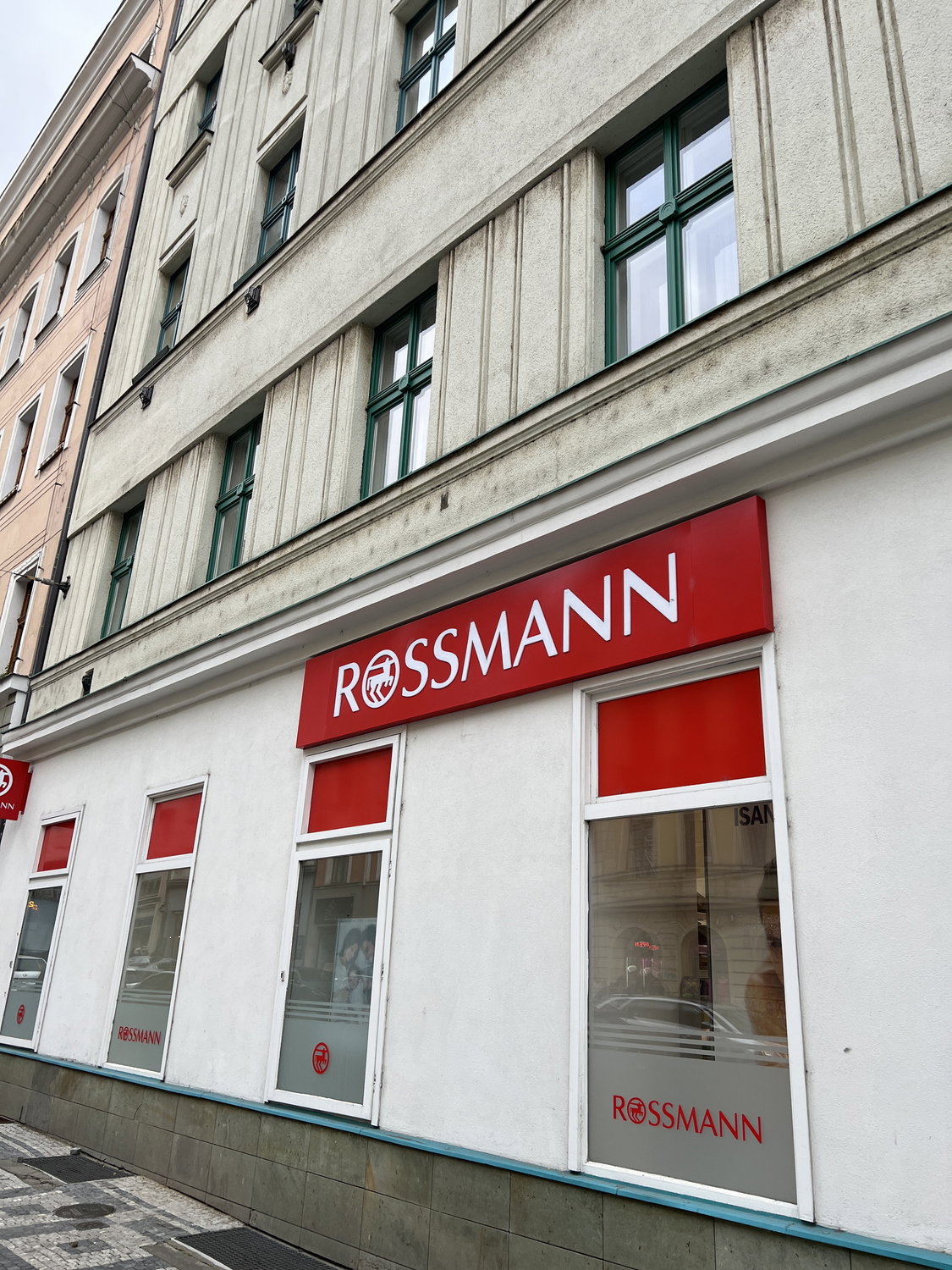5 najlepszych kremów pod oczy z Rossmanna do 50 zł