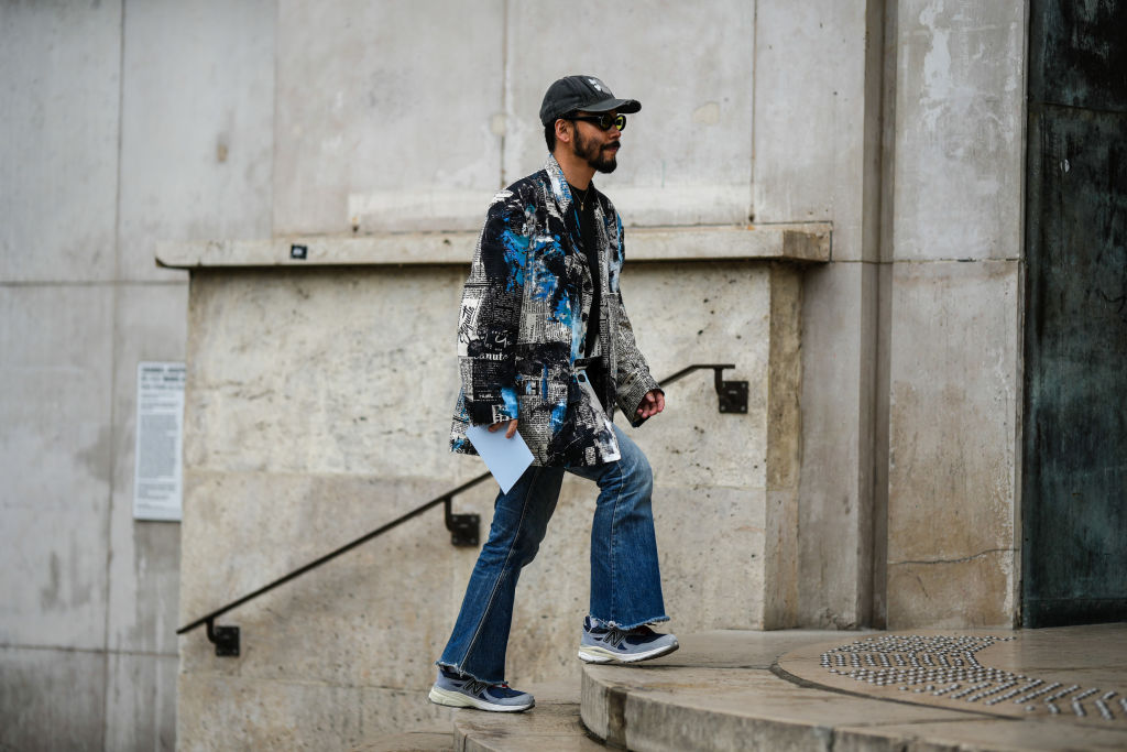 Męskie dzwony wracają do gry! Flared jeans podbija modę męską w 2025 roku