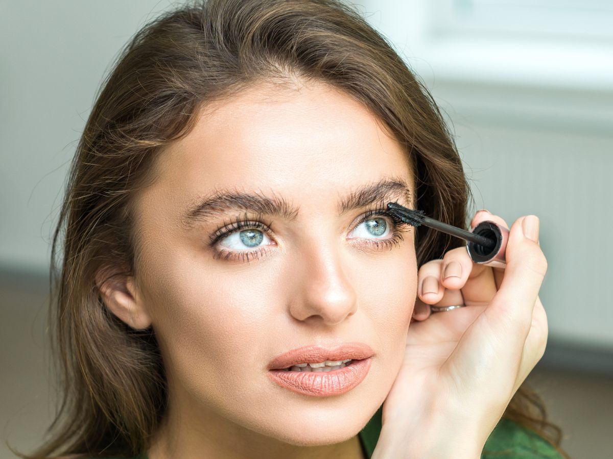 Francuski tusz w 60 sekund daje efekt "dolly lashes". Zaoszczędzisz fortunę na przedłużaniu 1:1 u kosmetyczki