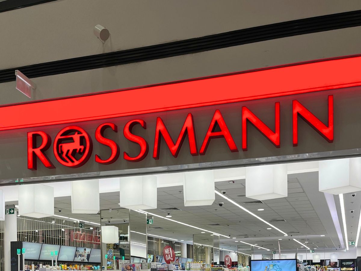 Cera jak po retuszu i odmłodzone spojrzenie. To najlepszy korektor z Rossmanna za mniej niż 25 zł