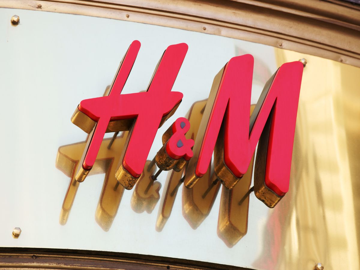 najlepsze spodnie na wiosnę dla pokolenia silver to sztruksy. Kupisz je w H&amp;M