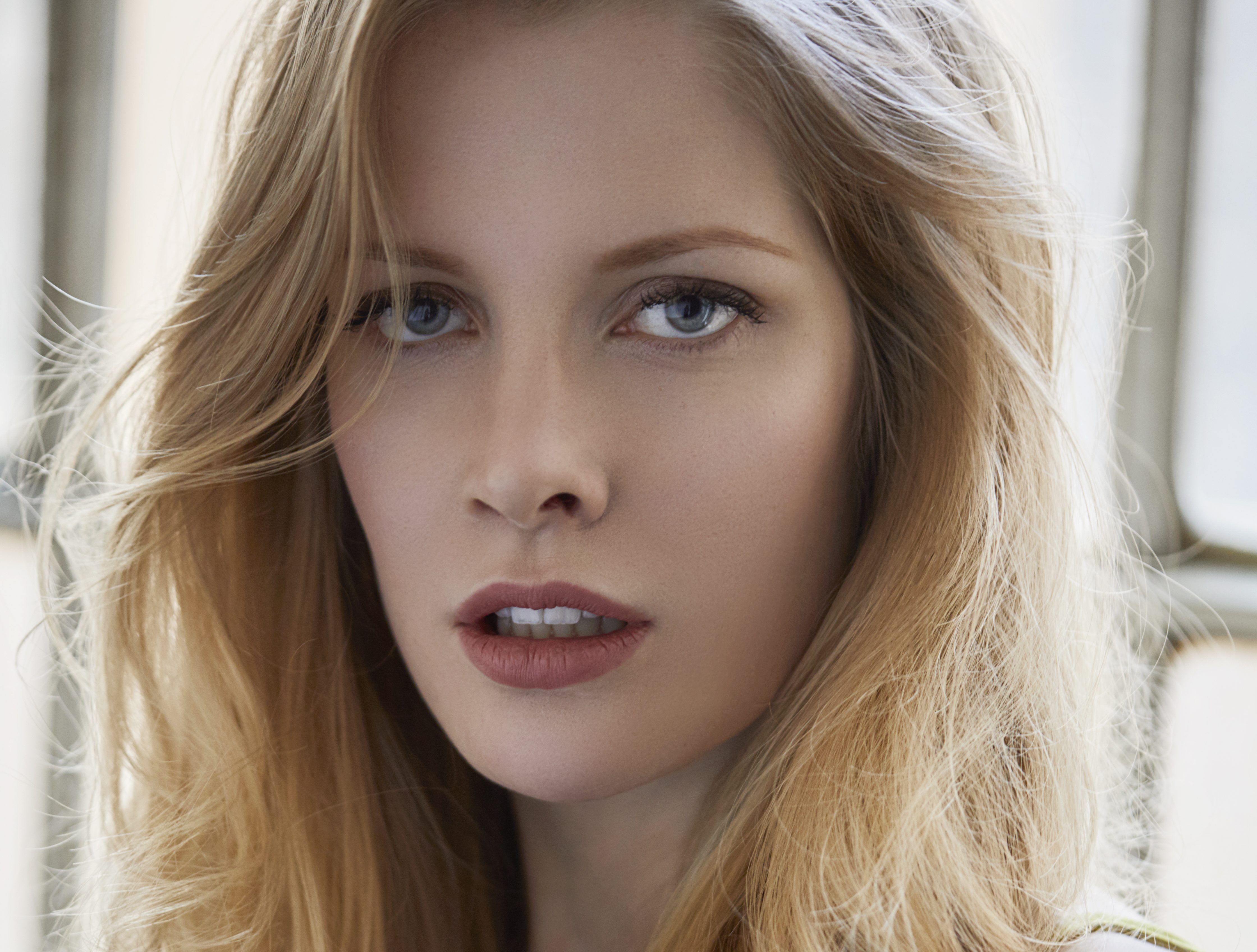 koloryzacja amber blonde, najmodniejszy kolor włosów na wiosnę