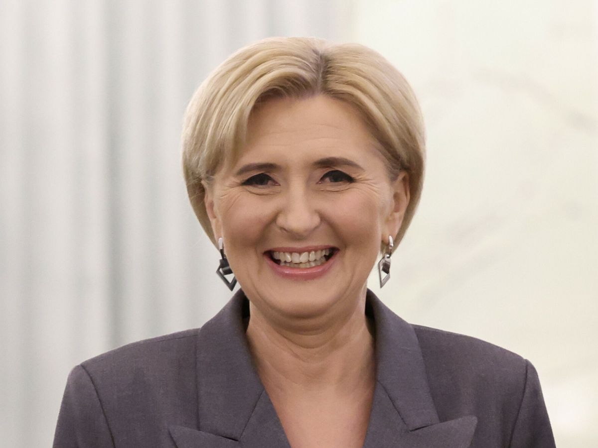 Odmładzający look Pierwszej Damy RP odbił się szerokim echem. Agata Kornhauser-Duda znowu zadała szyku
