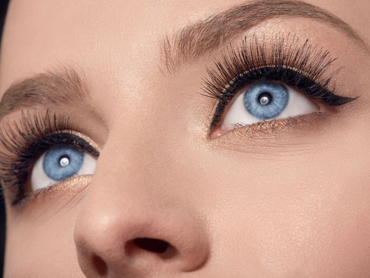 Ten tusz z drogerii daje efekt "celebrity fake lashes". Rzęsy są tak długie i gęste, że doczepiane kępki pójdą w odstawkę