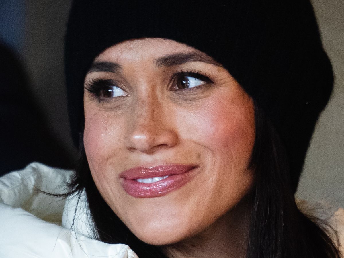 Nawet Meghan Markle dołączyła do trendu na jeansy bootcut! Fenomenalnie modelują biodra