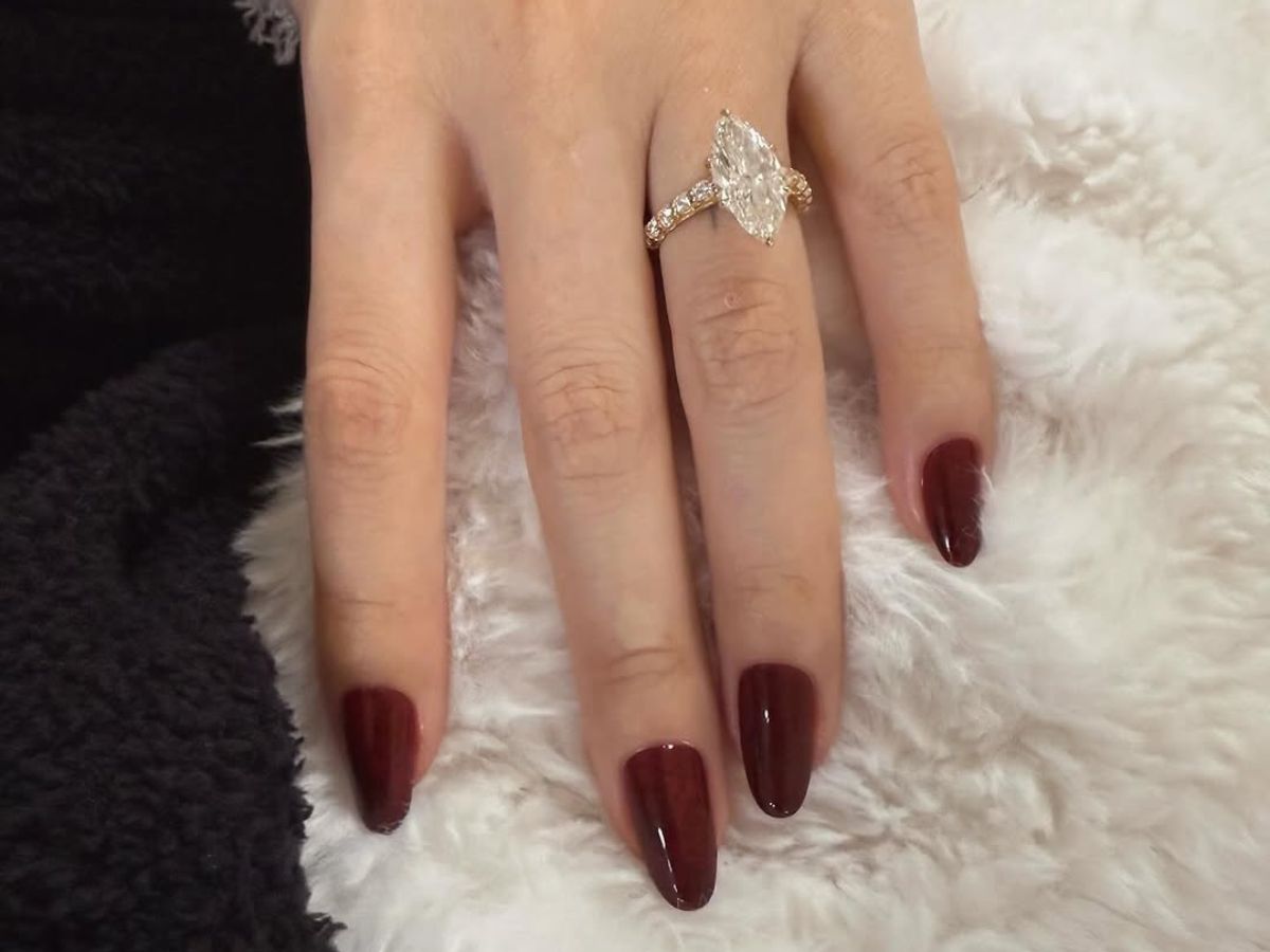 Glossy merlot manicure Seleny Gomez