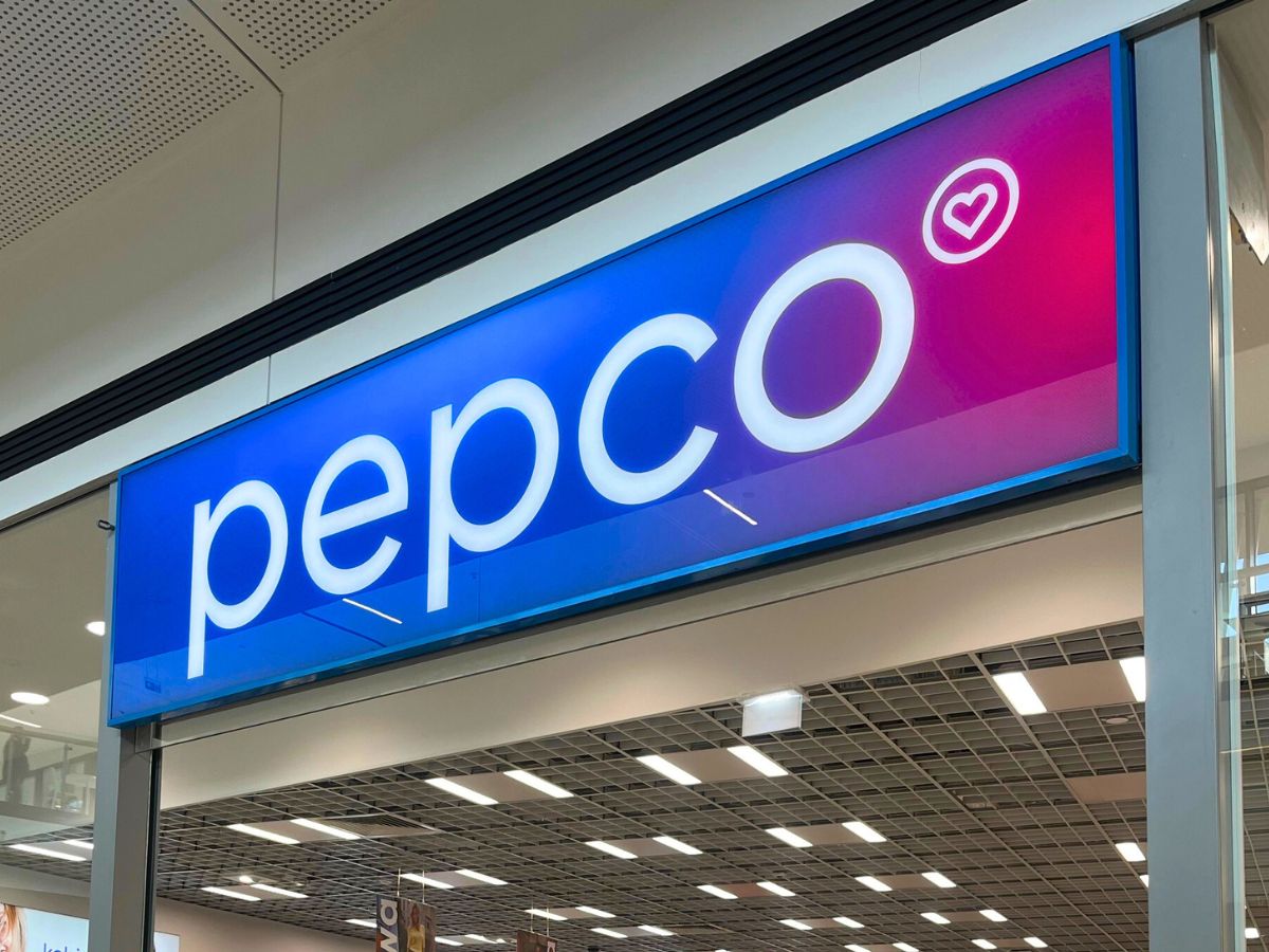 100% bawełny i najmodniejszy krój za 60 zł? Taliowana jeansowa sukienka z Pepco to przebój wiosny 2025