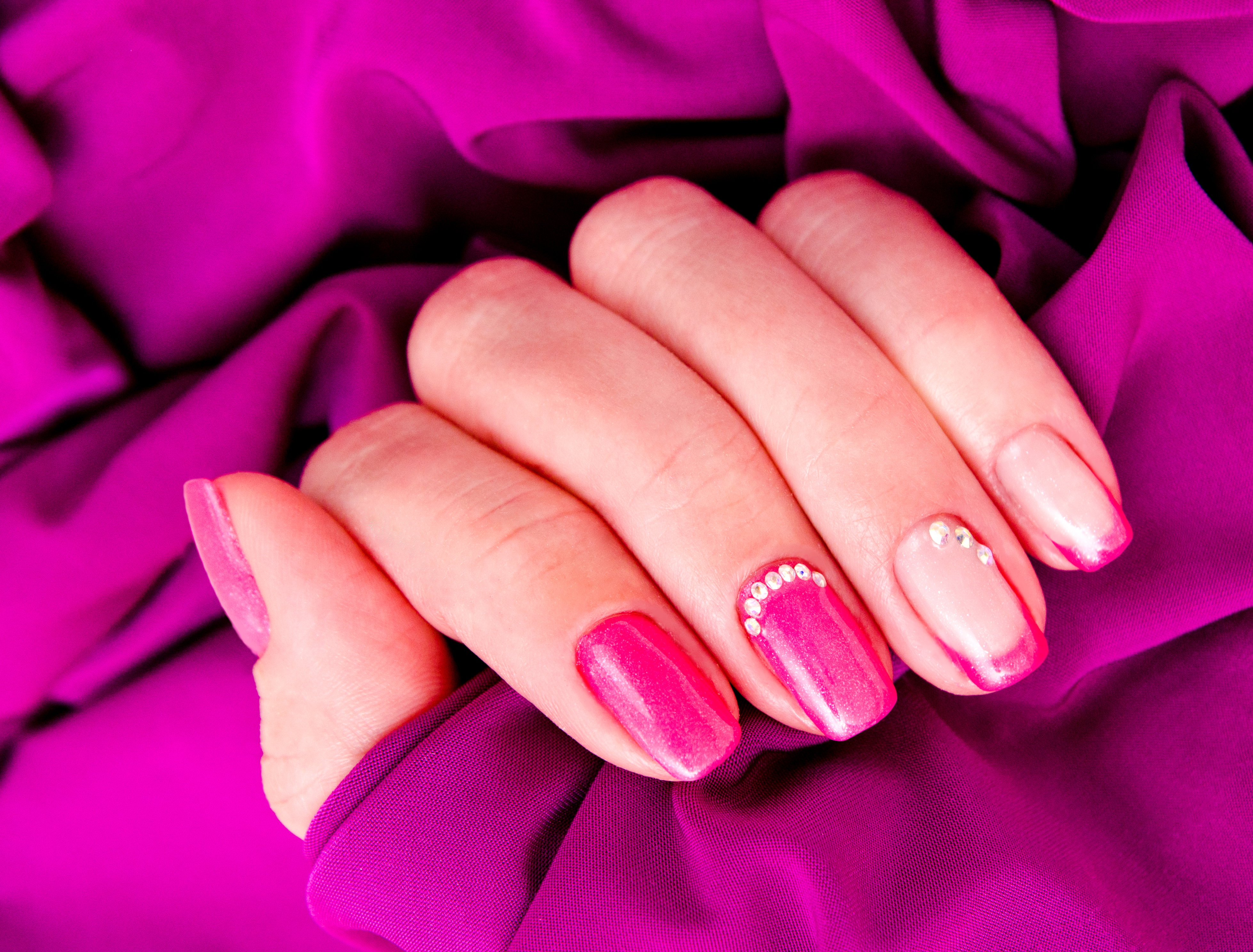 paznokcie magenta