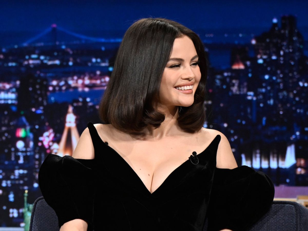 Long bob w stylu Seleny Gomez to ideał dla kobiet 50+