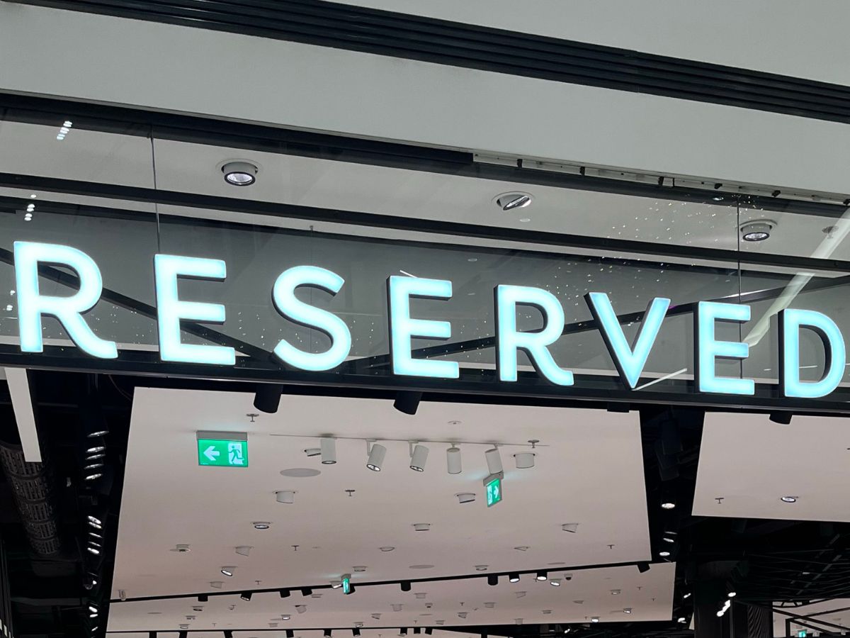 Żółty sweter damski z Reserved