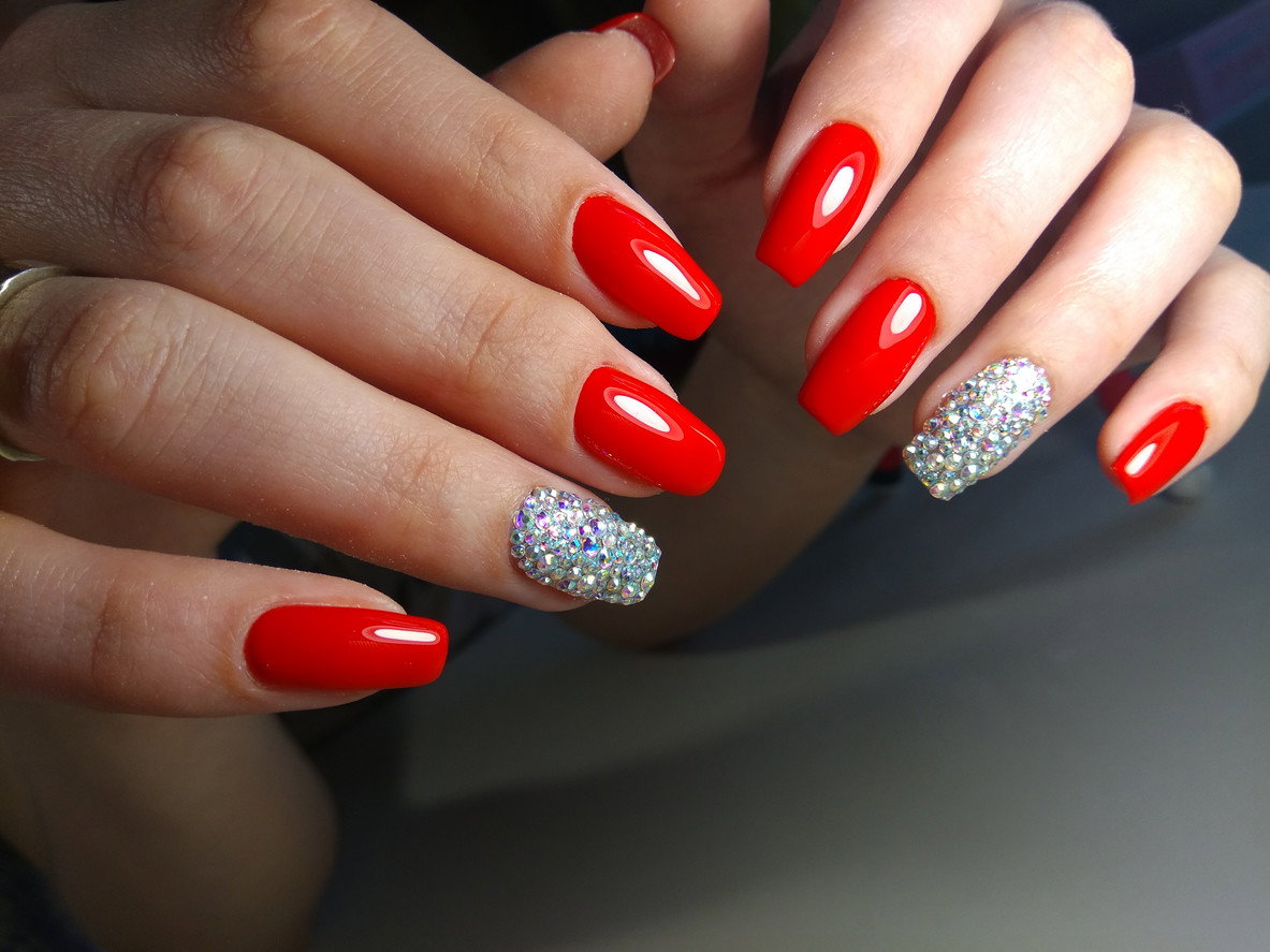 paznokcie żelowe czerwone