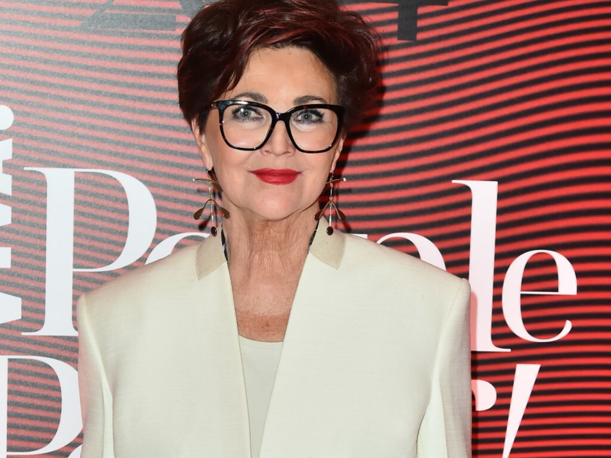 Jolanta Kwaśniewska w modnym swetrze "quarz gris"