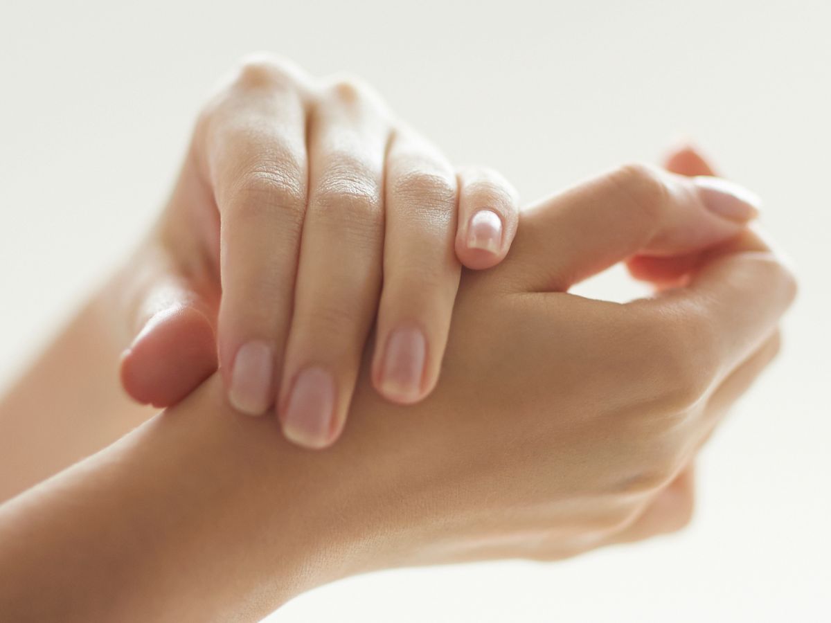 bow nails manicure na jesień 2024
