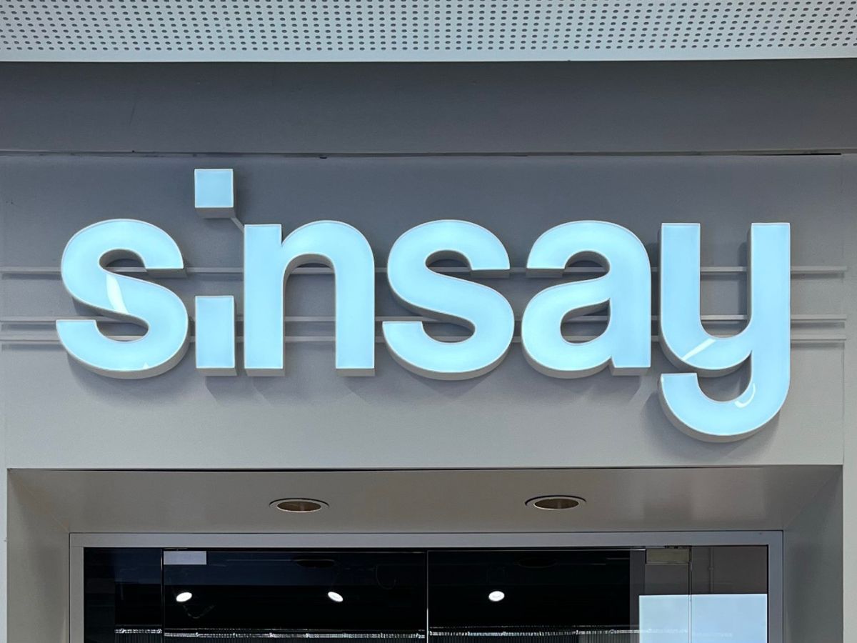 Oversizowa kurtka jeansowa damska z Sinsay