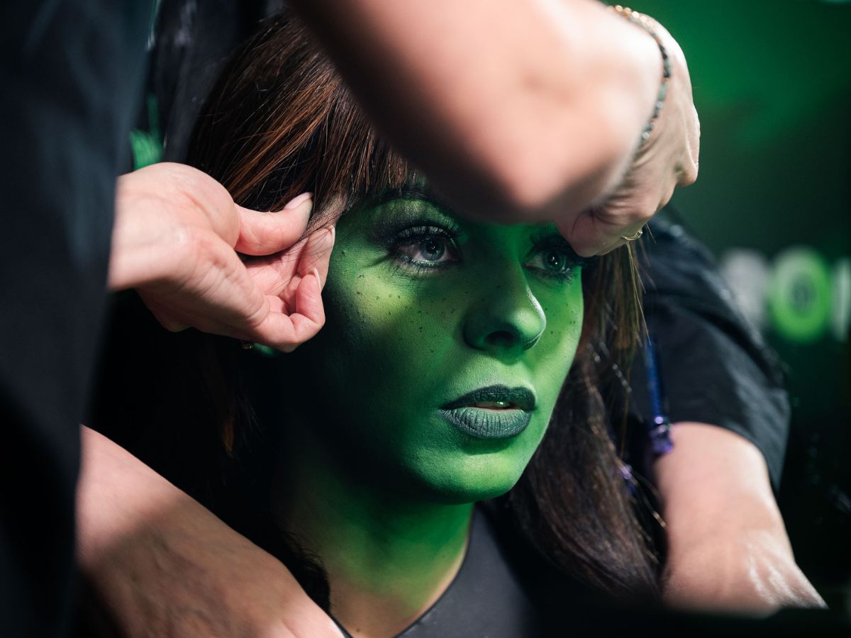Wizaż Elphaby z musicalu Wicked w Teatrze Roma to mistrzostwo sztuki makijażu