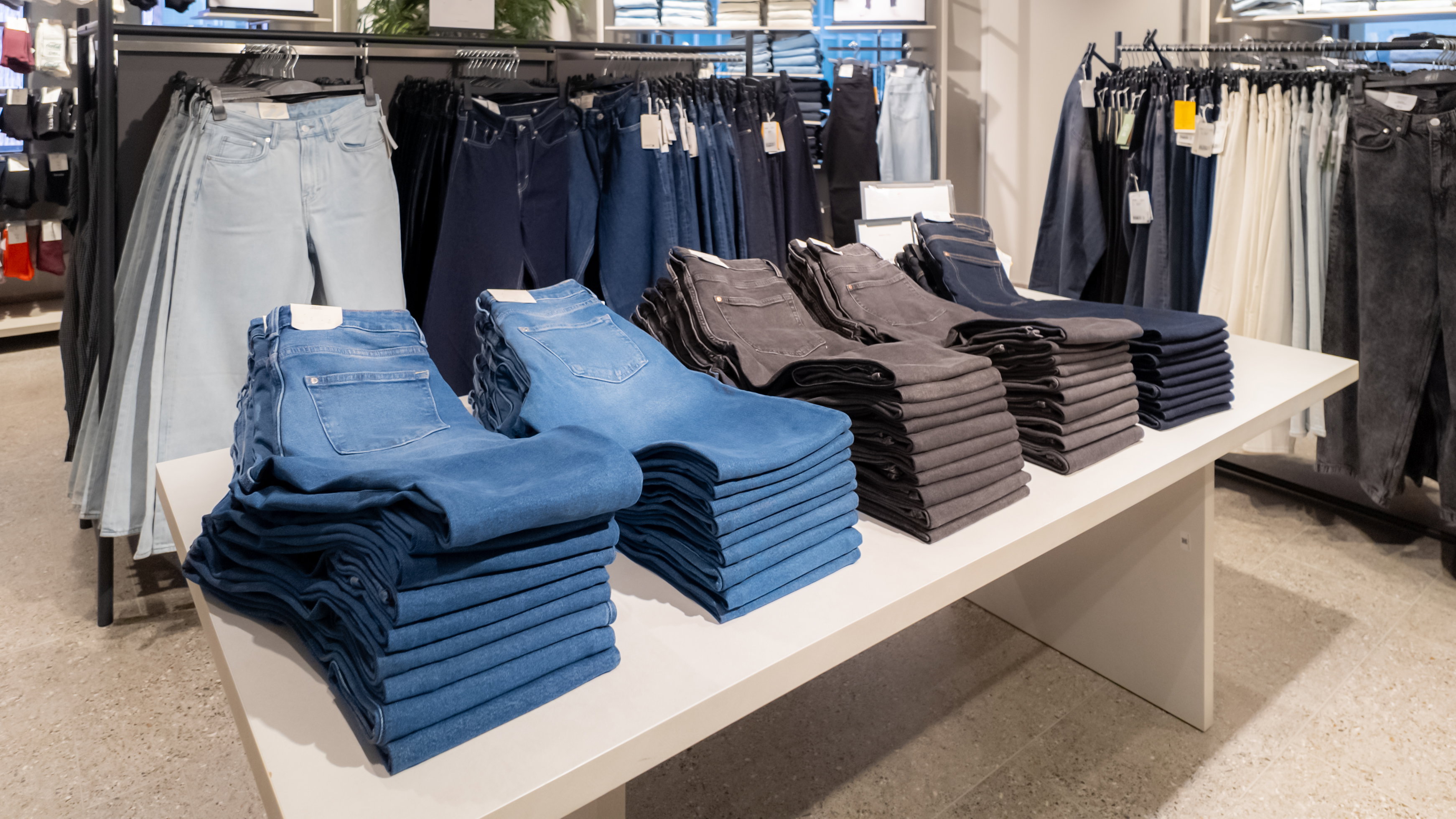 Track pants - modne spodnie na lato 2025
