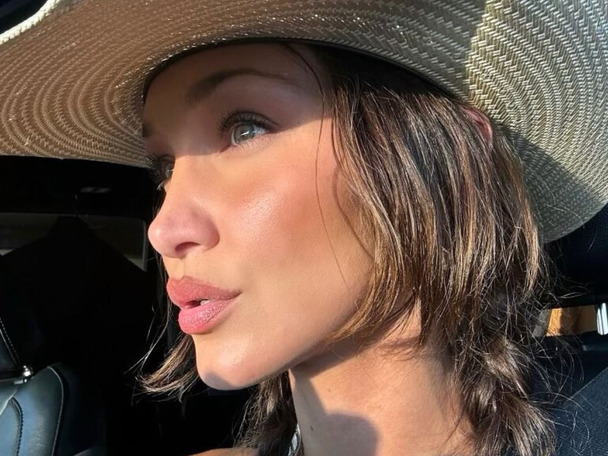 Bella Hadid wie, że y2k french mani to najlepsze paznokcie na lato 2025