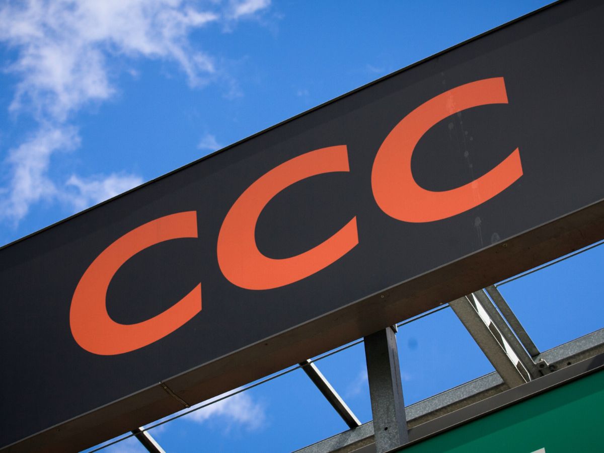 klapki z klamrą w stylu "camel" z ccc
