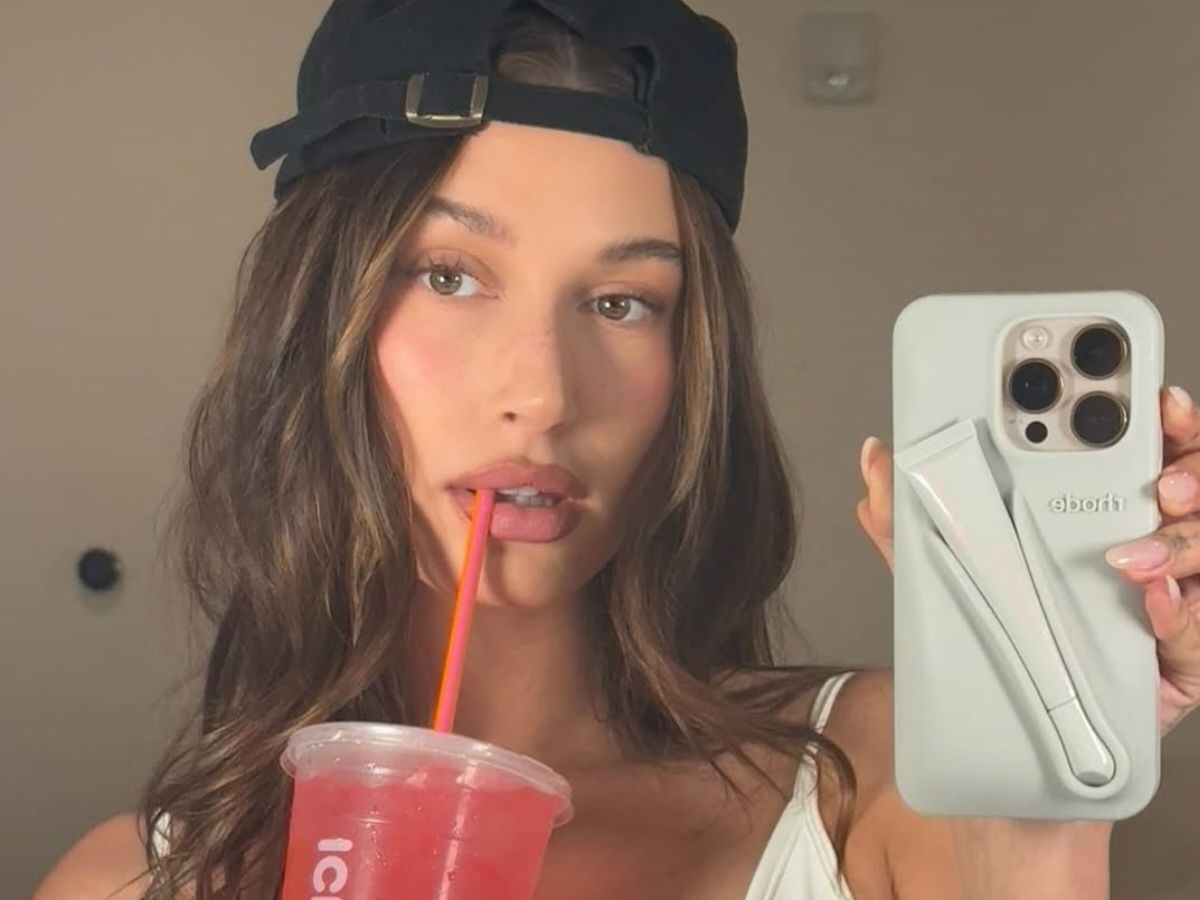 Hailey Bieber pokazała zawartość swojej torebki