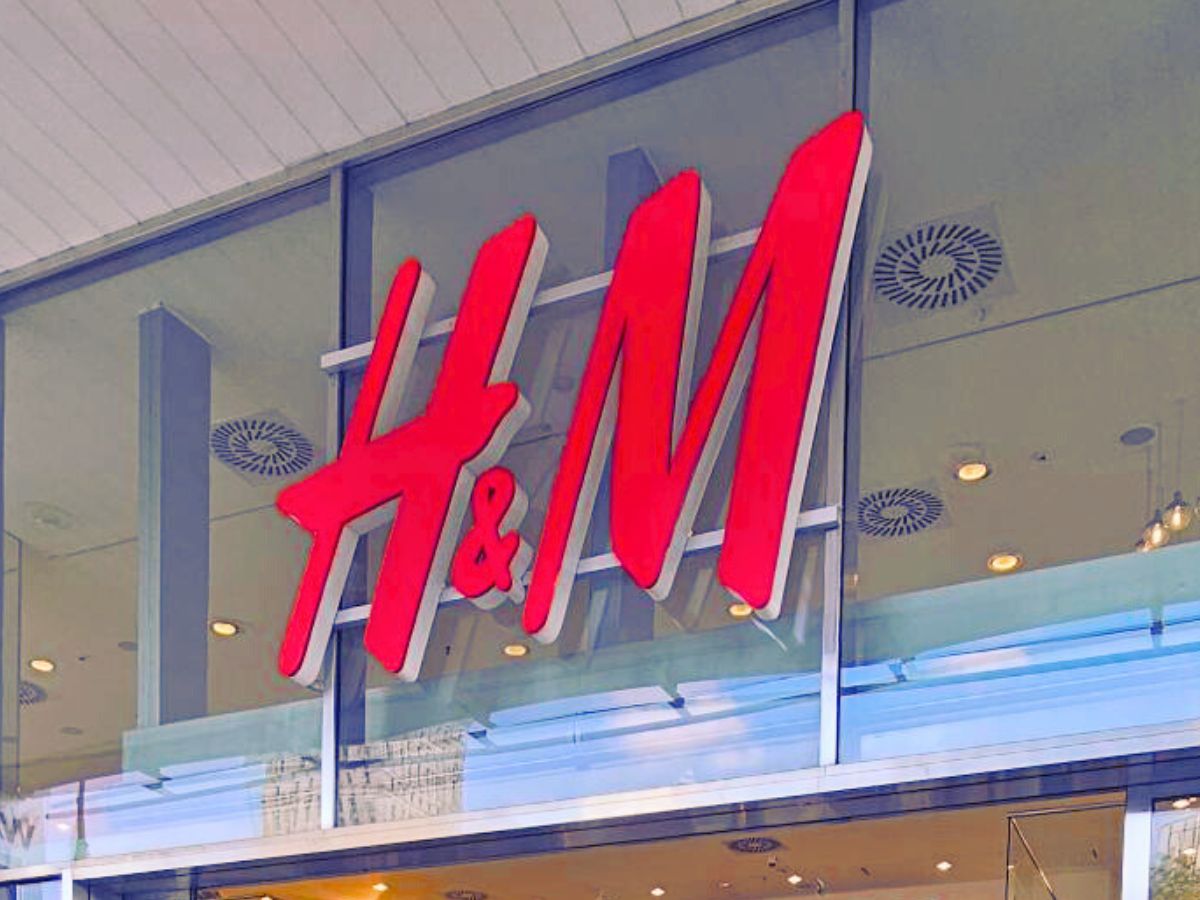 Najwygodniejsze spodnie lata 2025 to barrel jeans z H&amp;M