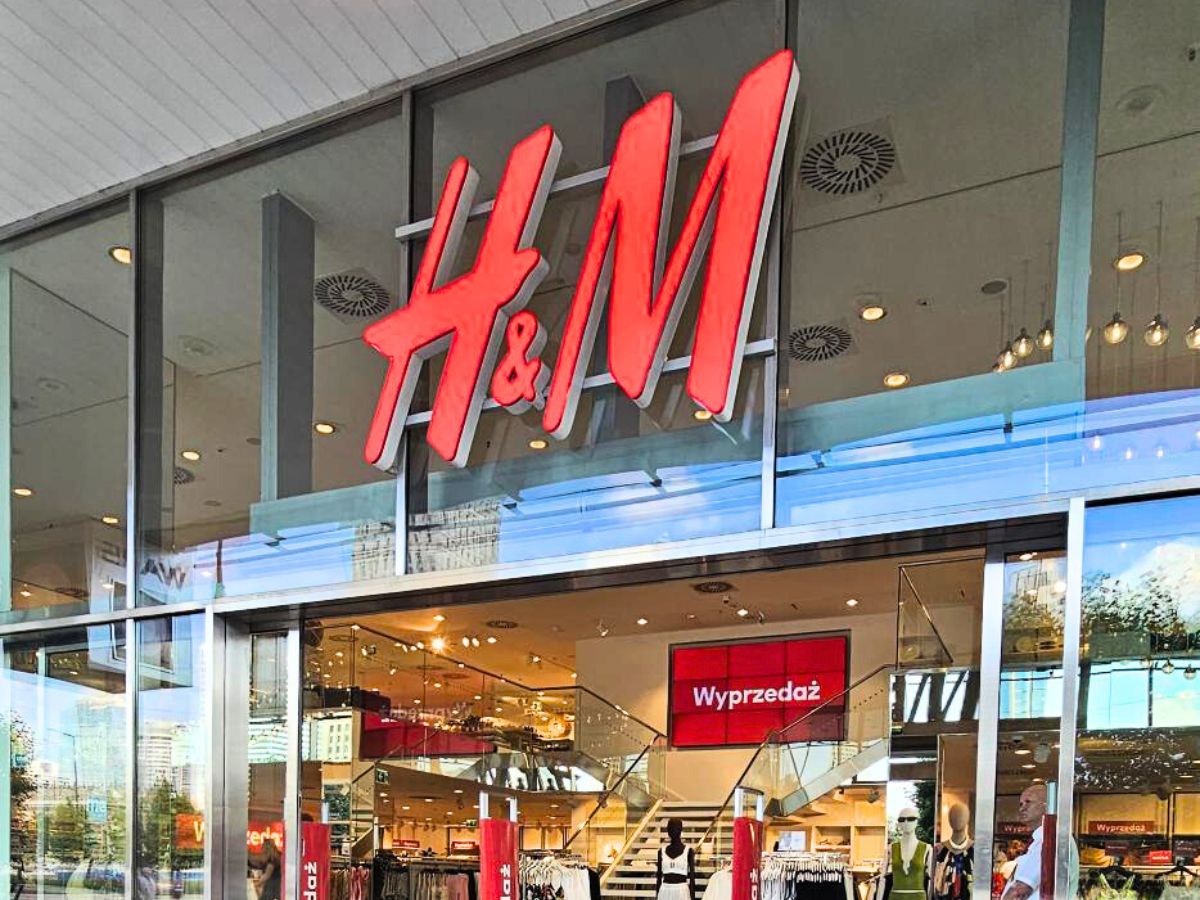 Loafersy wsuwki Ferrari są bardziej szpanerskie niż klapki Hermesa, a równie modny model można złapać w H&amp;M