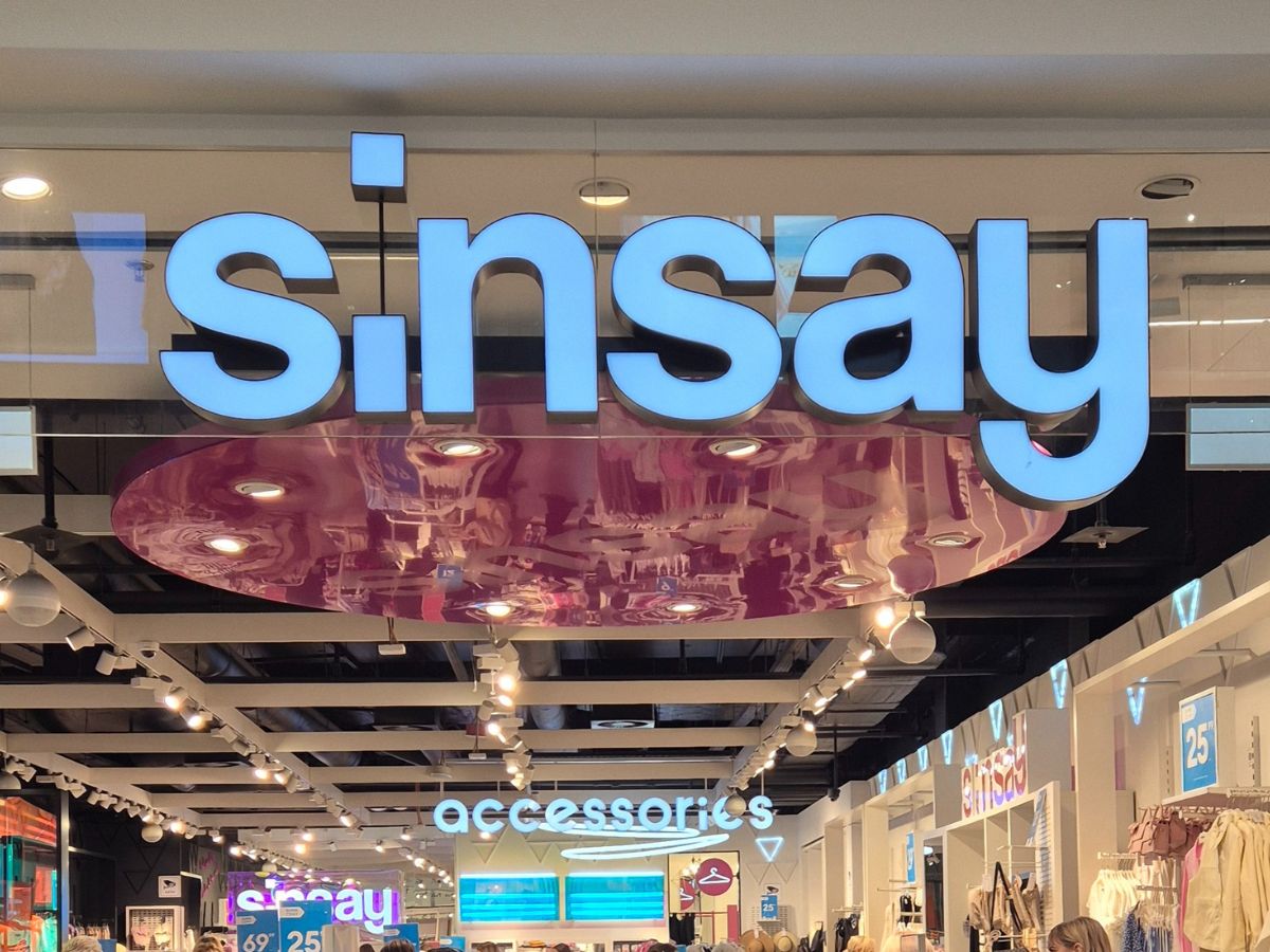 Sukienka z wiskozy na cienkich ramiączkach – bestseller Sinsay