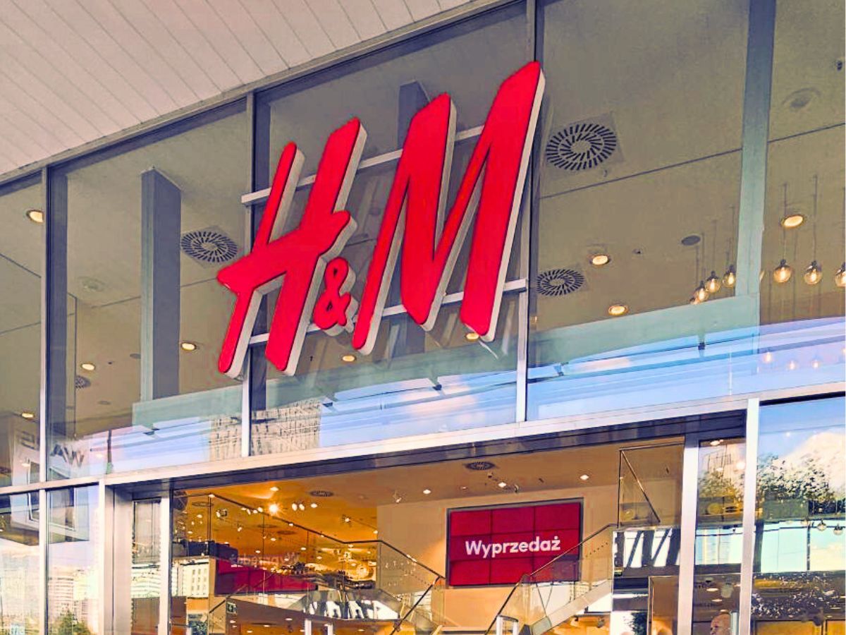 Sandały rybaka z plecionej słomki z H&amp;M to bardziej kobieca odsłona popularnych 'ugly shoes'