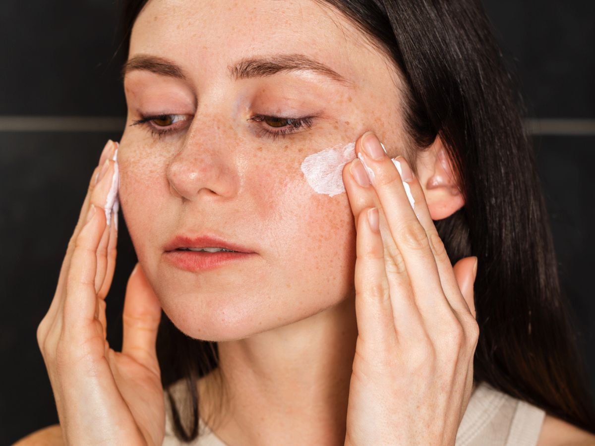Ten krem z SPF nawilża na 72h i daje podwójny GLOW. Cera staje się sprężysta i gładka jak żelka, a po zaskórnikach nie ma śladu
