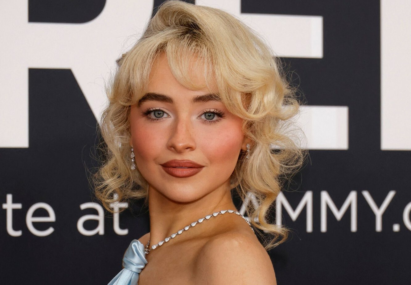 Sabrina Carpenter stylizacja lato 2025