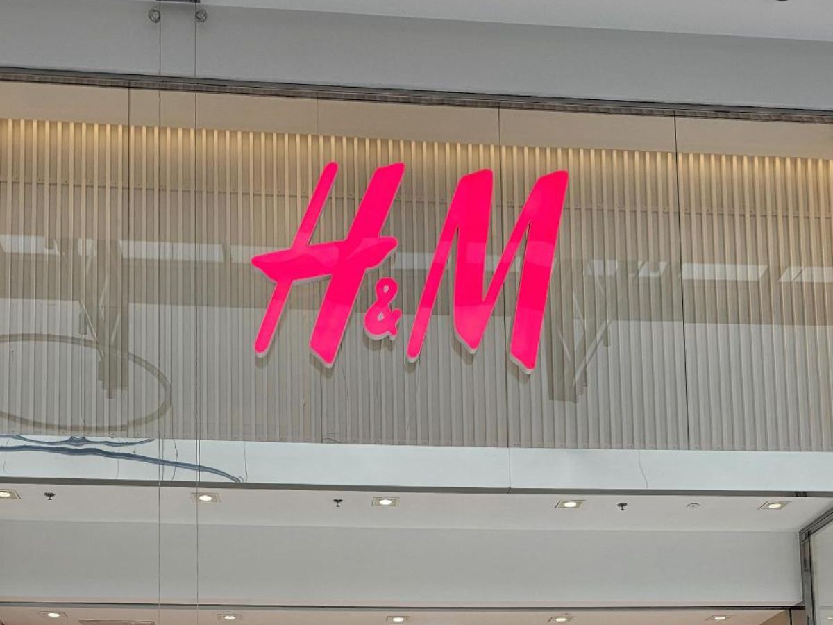 Kombinezon z haftem H&amp;M – letni styl quiet luxury | 100 % bawełna