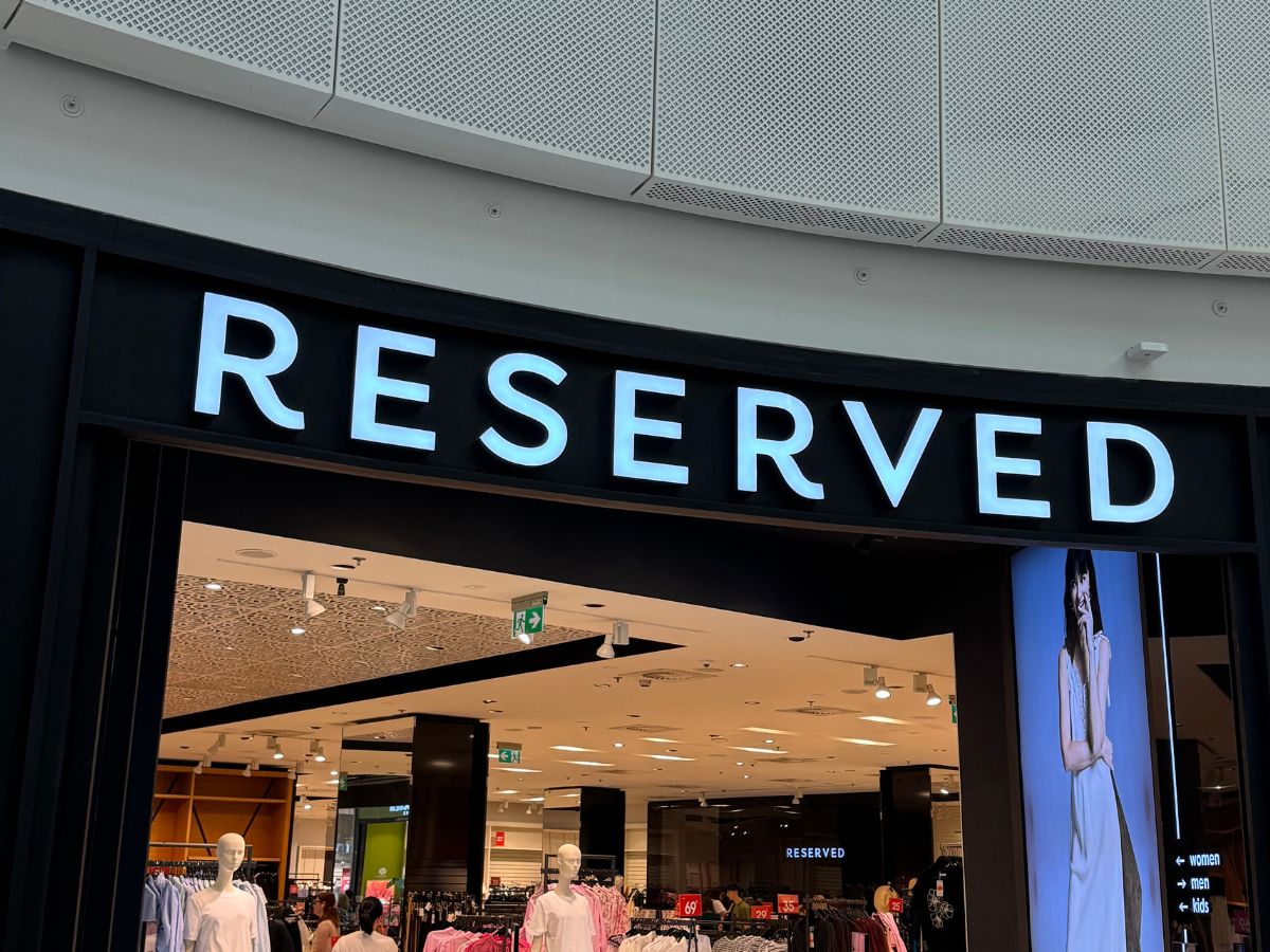 Lniana sukienka maxi z wyprzedaży w Reserved