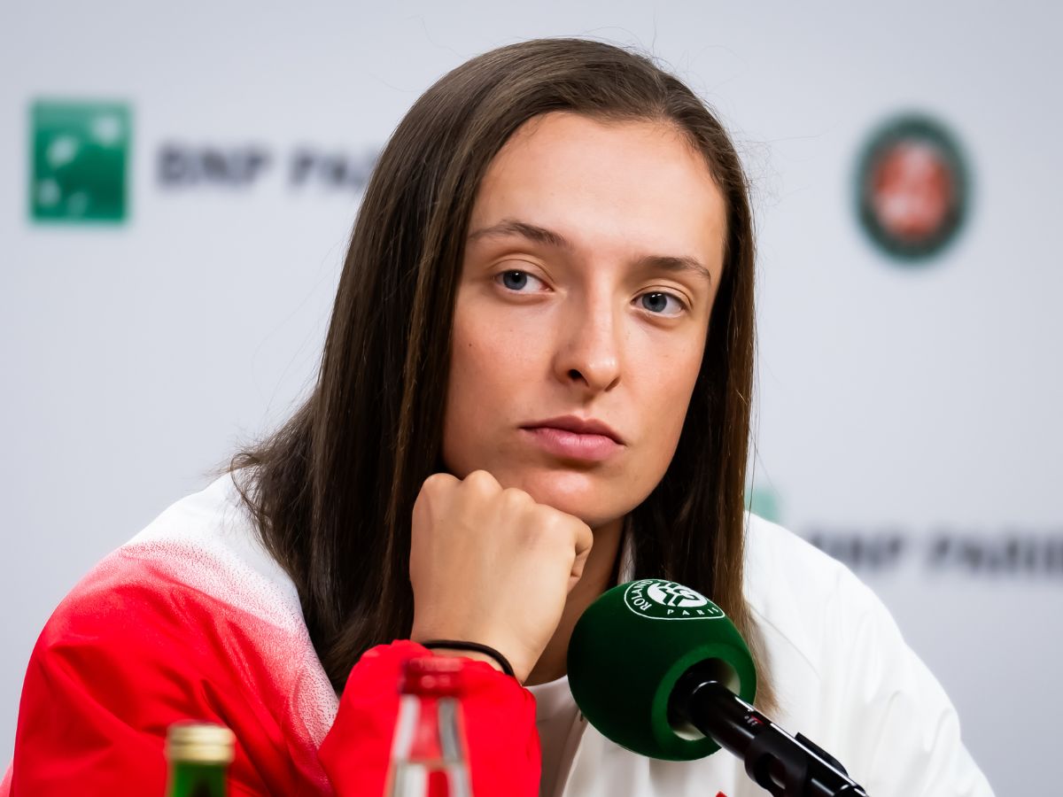 biała koszula w kwiaty Igi Świątek