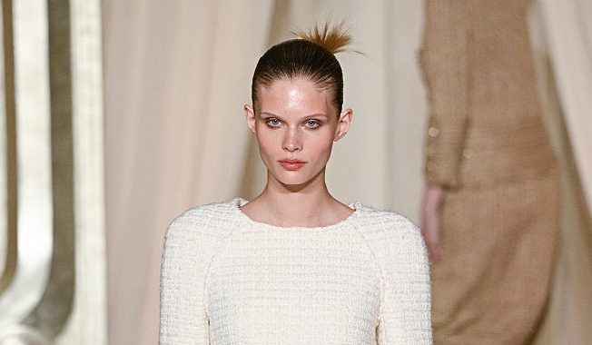 modna fryzura Sleek Bun à la Chanel