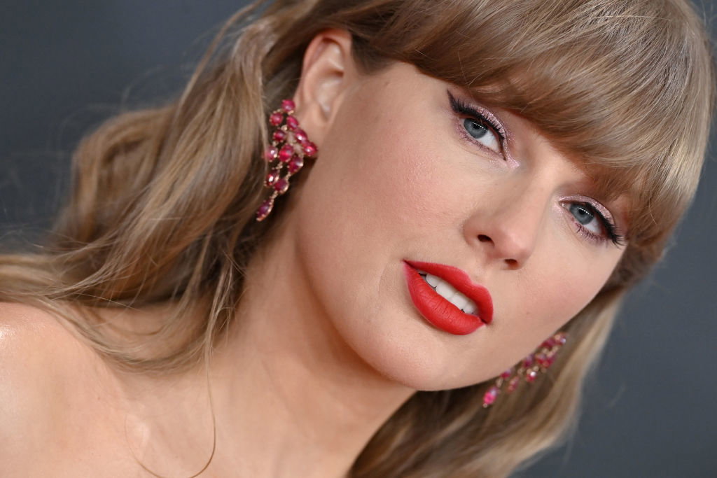 paznokcie zaręczynowe taylor swift