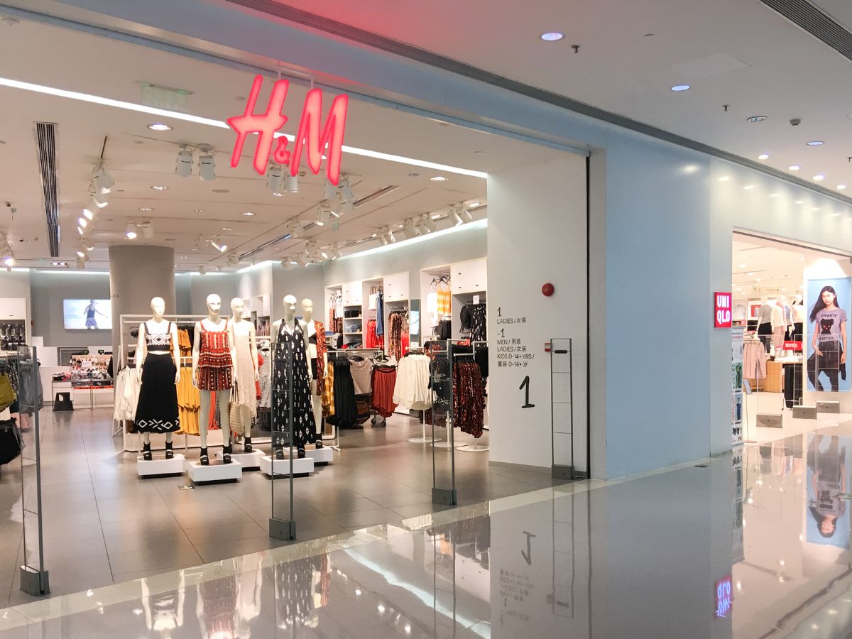 Sweter ze złotymi guzikami H&amp;M