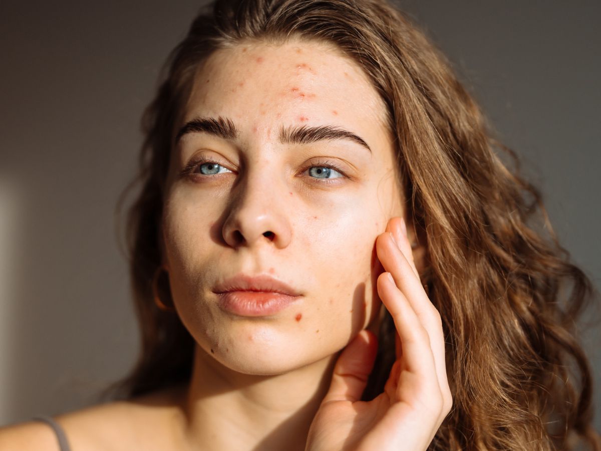 Polki kupują tę maskę w sprayu z polecenia fryzjerów. Ma ocenę 4,9/5* i w 5 sekund nabłyszcza rozjaśniany blond na szklaną taflę
