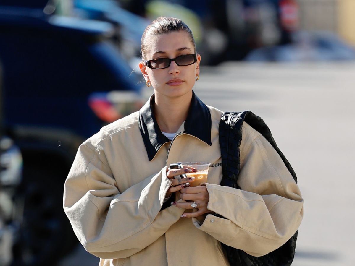 hailey bieber kurtka z kontrastowym kołnierzem