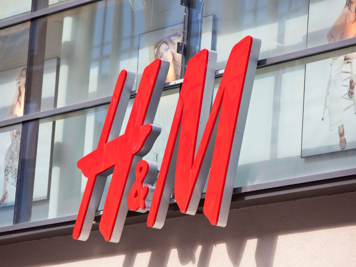 Melanżowy płaszcz z futerkowym kołnierzem w stylu lat 80. z H&amp;M to esencja paryskiego „chic”