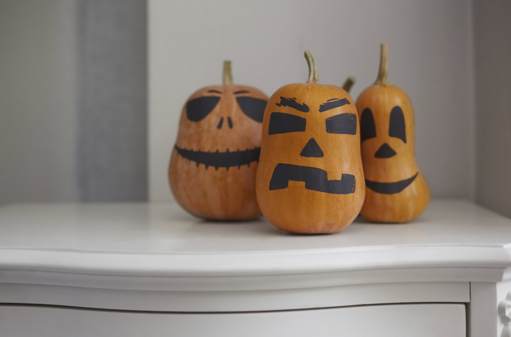 Malowanie dyni to prosta dekoracja DIY na Halloween