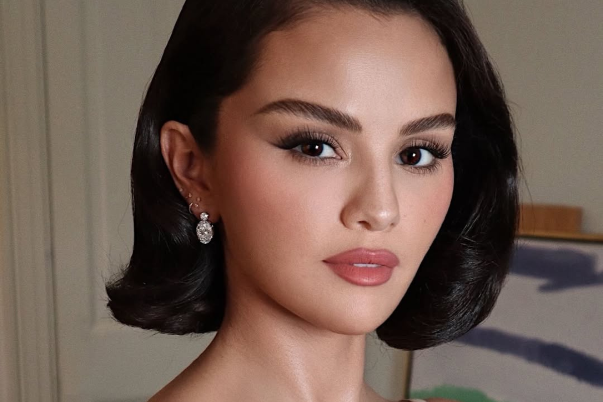 Manicure "Mabel's Berry" Seleny Gomez na jesień 2025