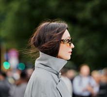 Louis Vuitton brunette podbija zimę 2025