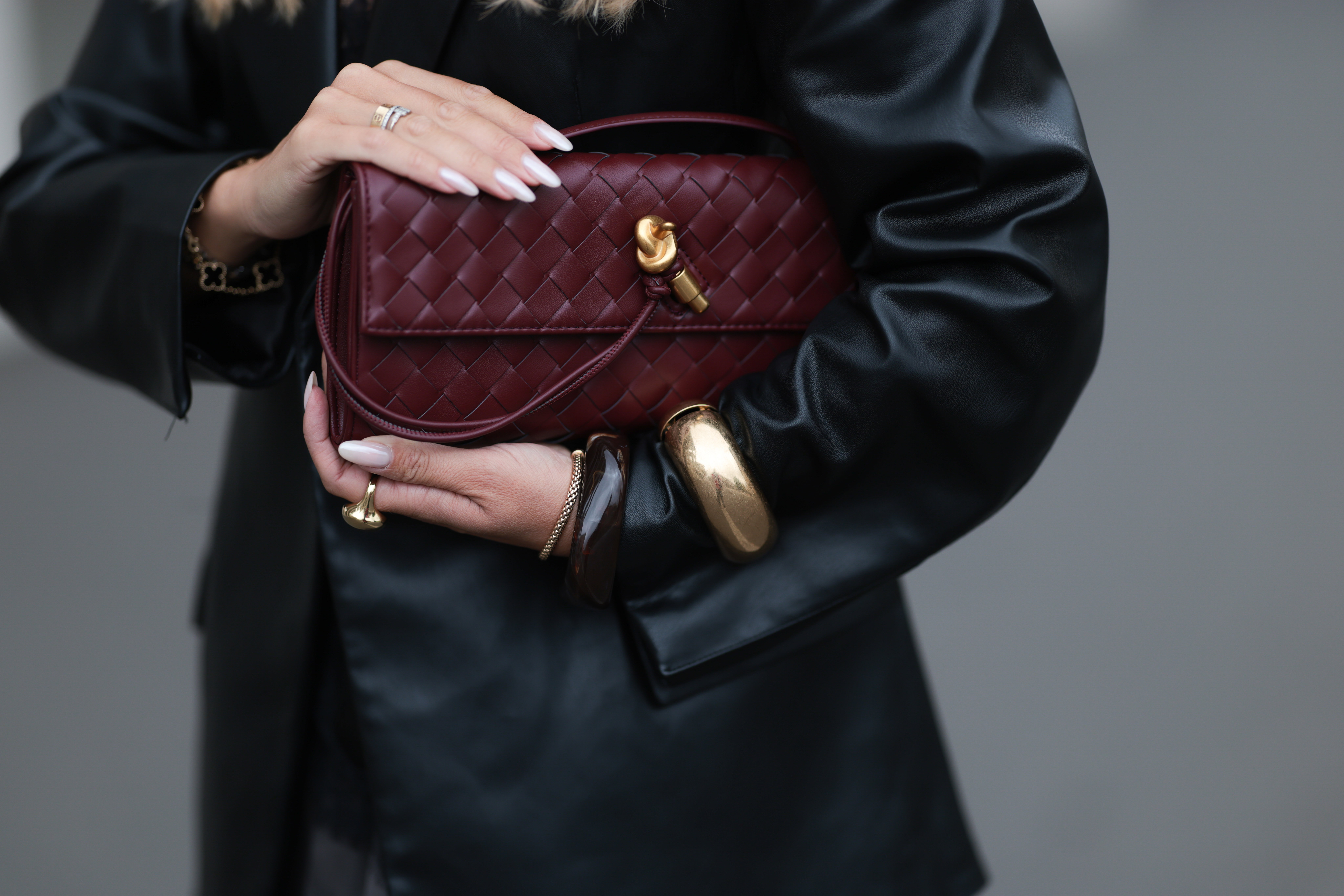 modna torebka na zimę 2025 w kolorze Oxblood