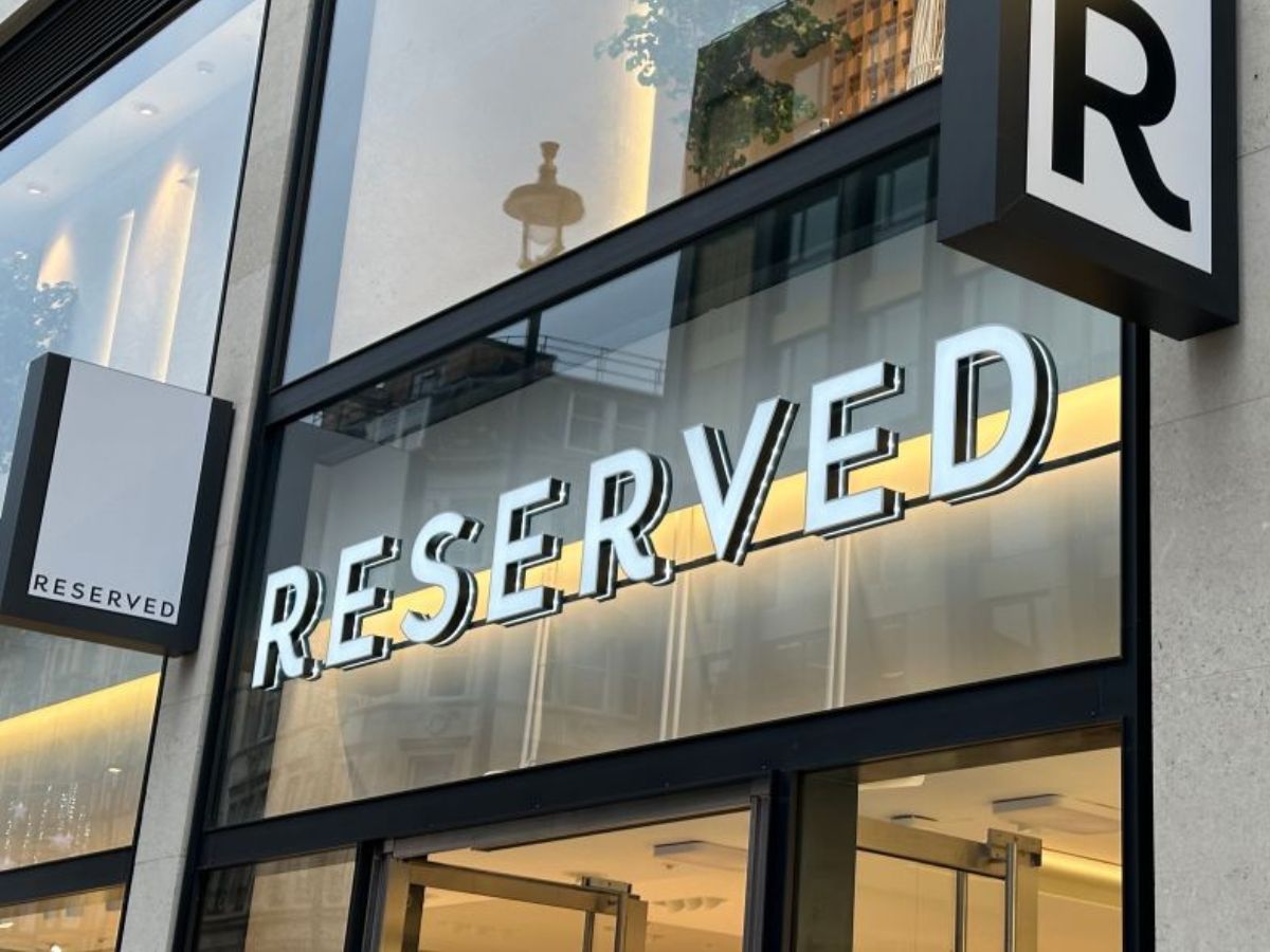 Ten zamszowy płaszcz z futerkiem z Reserved zimą będą nosić Polki