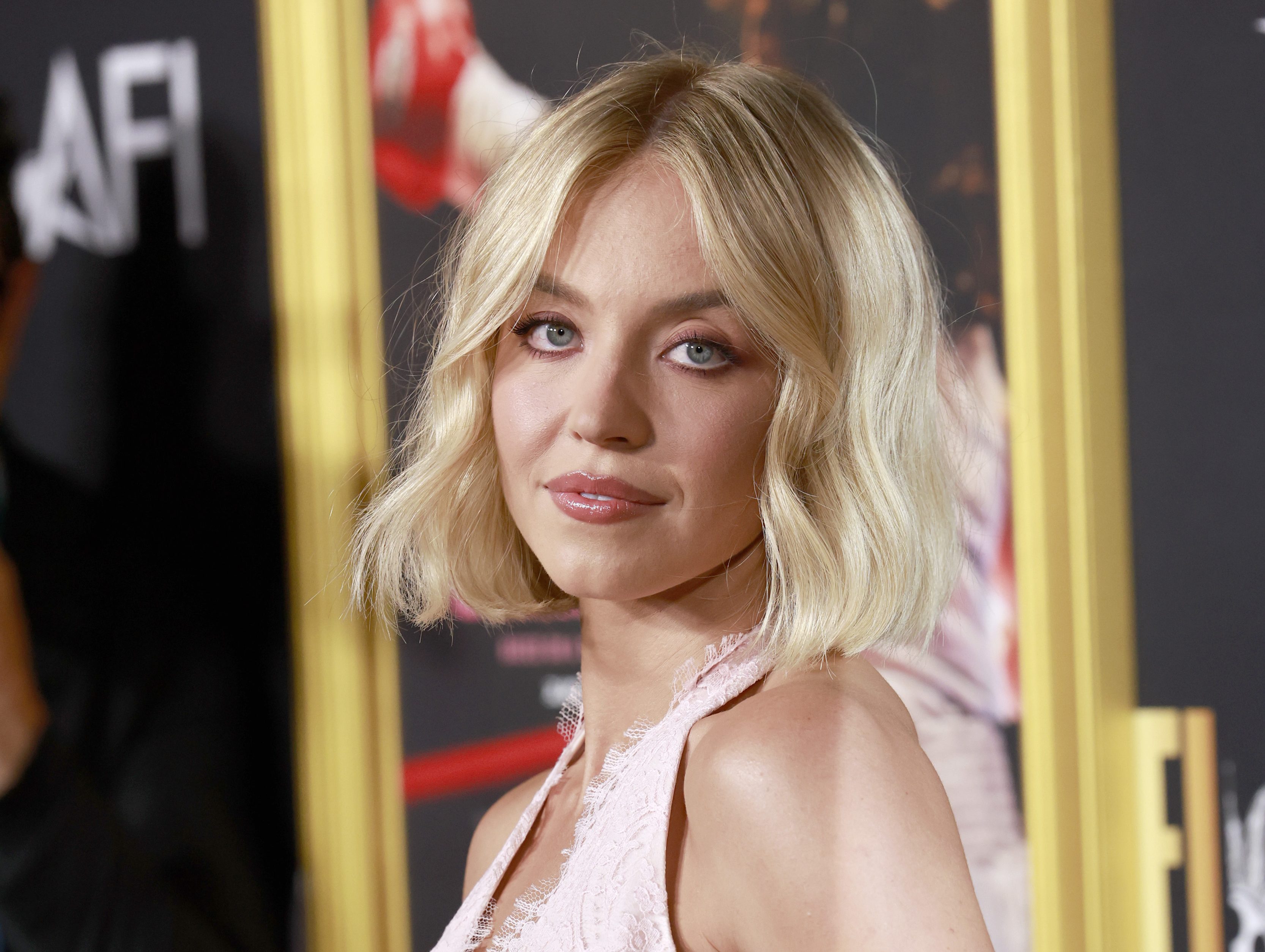 Sydney Sweeney w blond włosach w odcieniu wybielanego zamszu/ Getty Images /Frazer Harrison / Staff