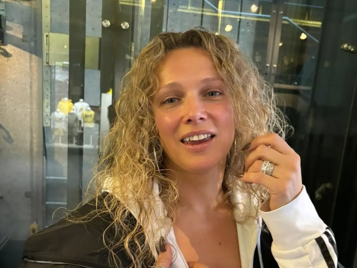 Joanna Liszowska w skórzanym płaszczu avant-garde