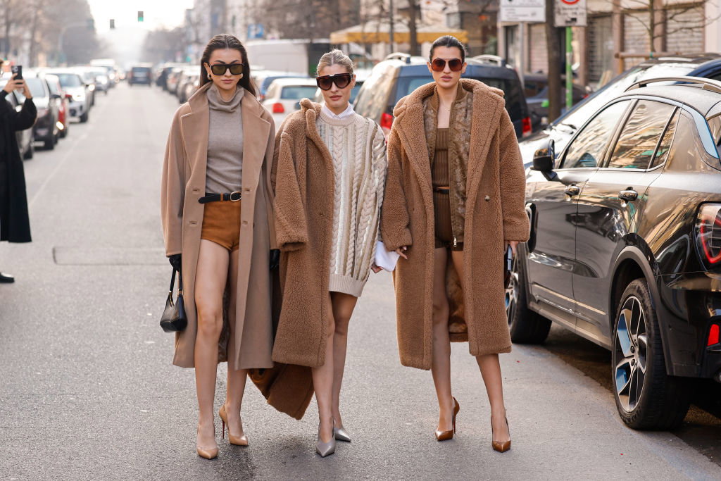 Płaszcz teddy bear na Fashion Week 2025 w Mediolanie