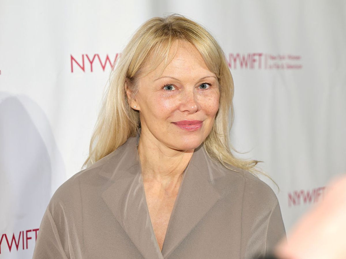 Ten zielony krem ze szczepem bakterii to sposób Pameli Anderson na "young skin"